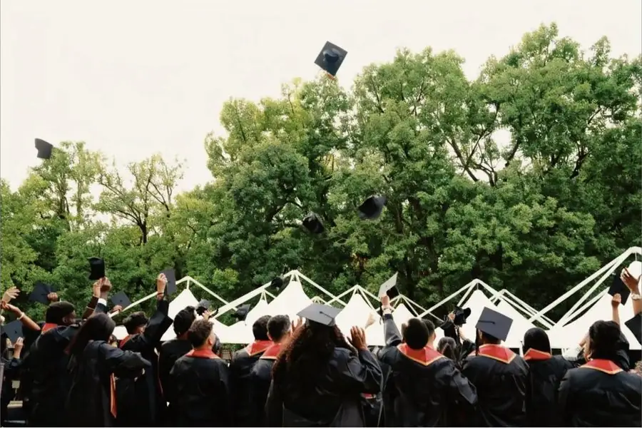 Exemple d'ambiance remise de diplôme pour un faire-part numérique